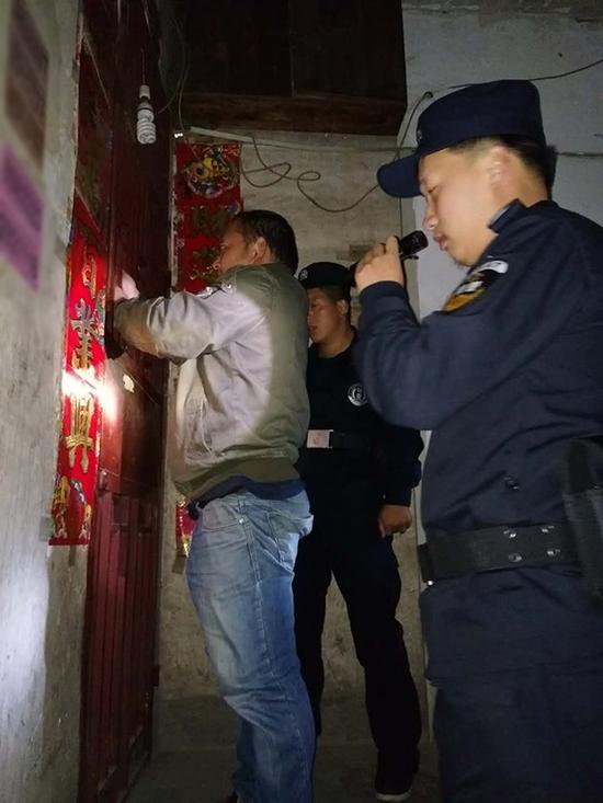 龙岩粗心妈妈误将幼女锁家中 民警全城寻开锁师傅开门